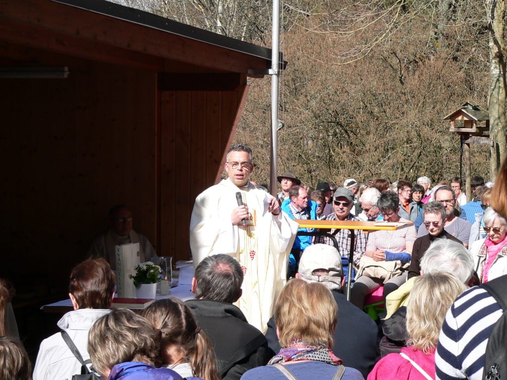 Pfarrer Alexander Eckert predigt am Sylvan. | Foto: B. Schneider