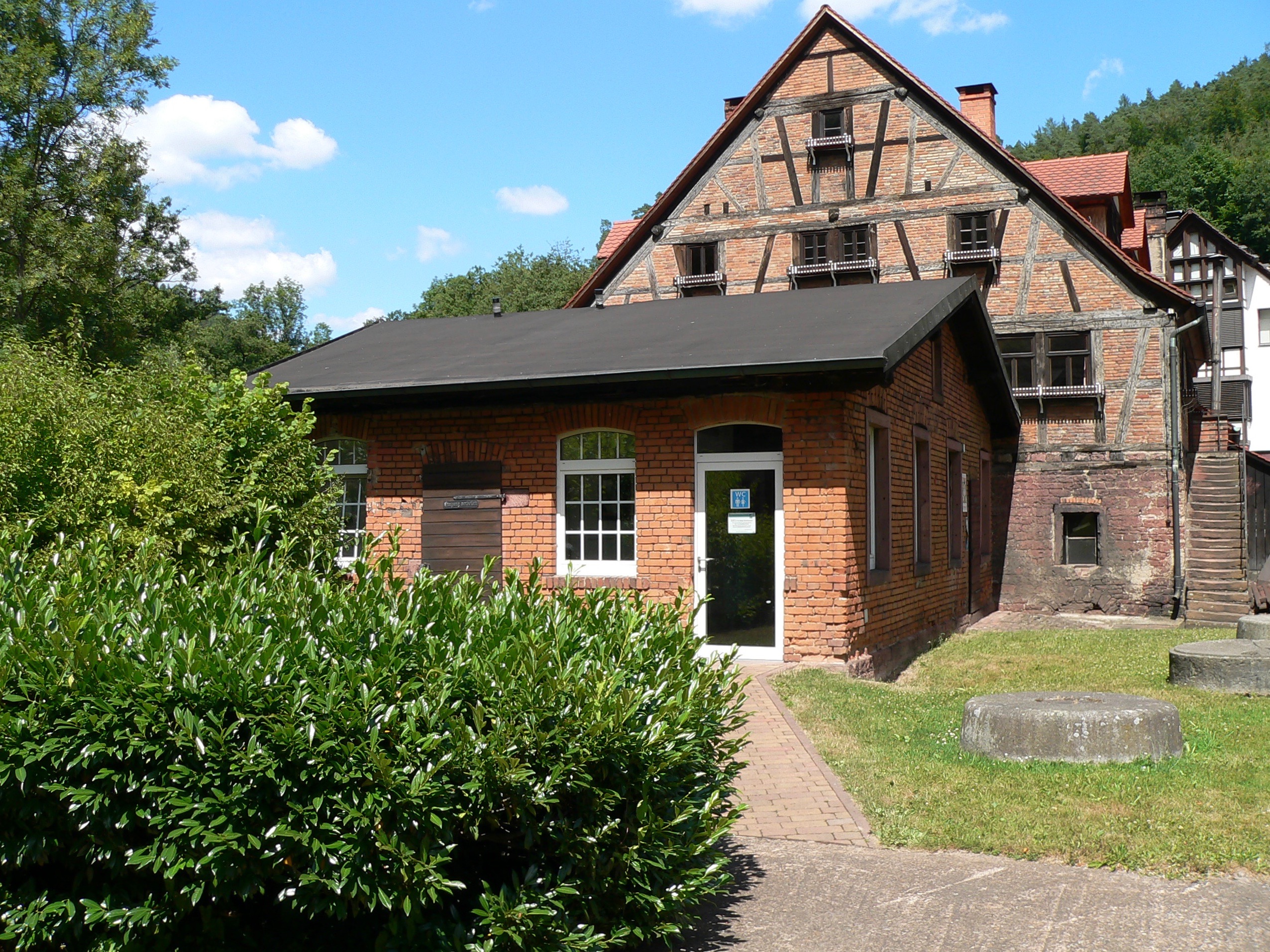 In diesem Gebäude der Firma kurtz ersa in Hasloch befindet sich eine historische, voll funktionsfähige Hammerschmiede. | Foto: B. Schneider