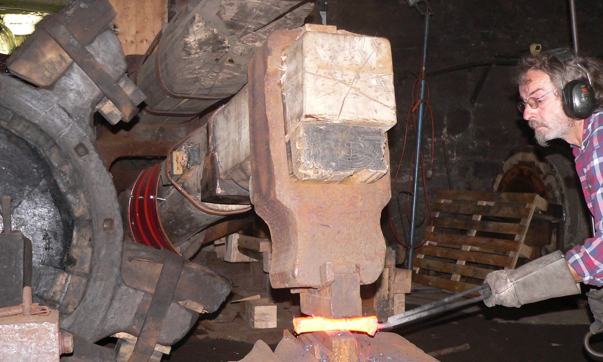 Der Bär tanzt im historischen Eisenhammer in Hasloch ... Der Aufwurfhammer wird wie das große Raubtier bezeichnet. | Foto: B. Schneider