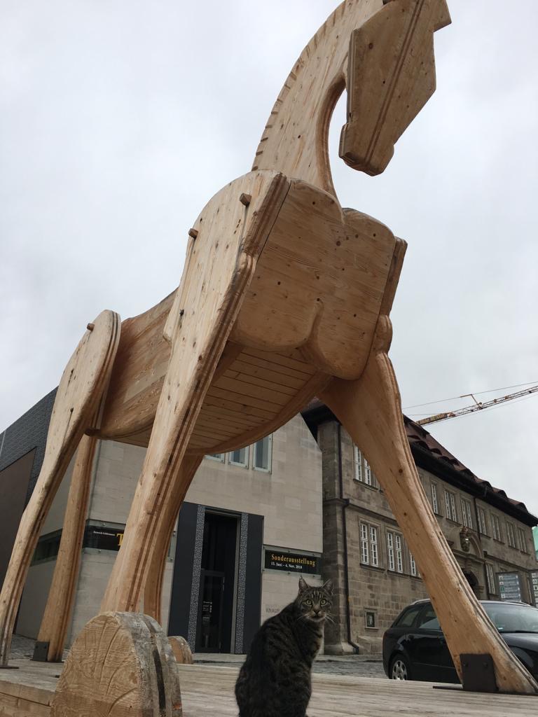 Überhaupt nicht für die Katz: Das sechs Meter hohe Holzpferd - eine tolle Werbung für die Ausstellung „Heinrichrich Schliemann - Troja” im Iphöfer Knauf-Museum. | Foto: B. Schneider