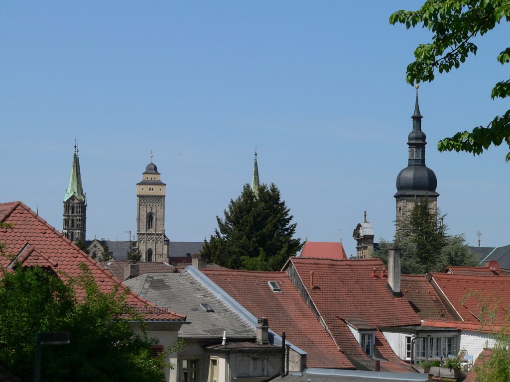 Aus den Ziegeldächern im Bamberger Berggebiet ragen die Türme des Doms, der Oberen Pfarre von von St. Stephan heraus. | Foto: B. Schneider