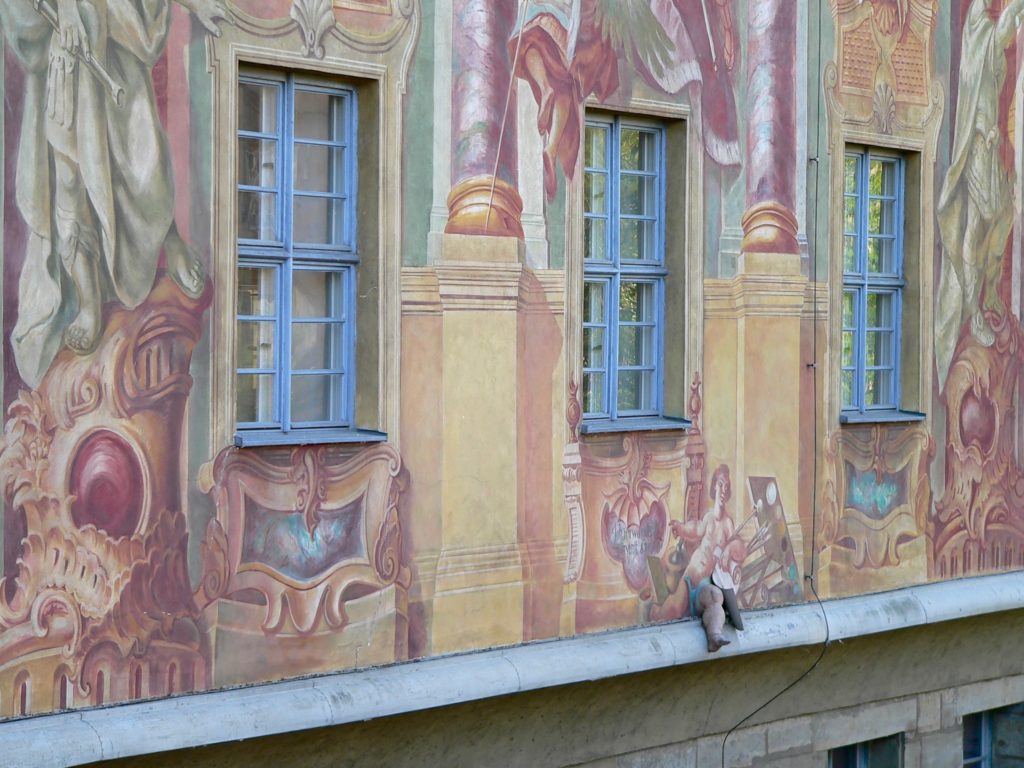Maler und Stukkateure arbeiteten beim Bamberger Brückenrathaus Hand in Hand. So entstanden Darstellungen in mehreren Dimensionen. | Foto: B. Schneider