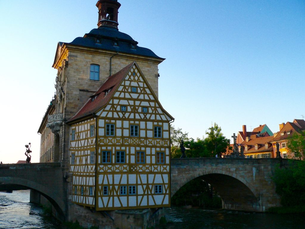 Das Brückenrathaus über der Regnitz verbindet in Bamberg die bürgerliche und die kirchliche Stadt - Inselgebiet und Domberg. | Foto: B. Schneider