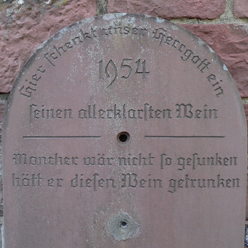 Werbung für klares Wasser an einem inzwischen stillgelegten Brunnen in der Altstadt von Rothenfels. | Foto: B. Schneider