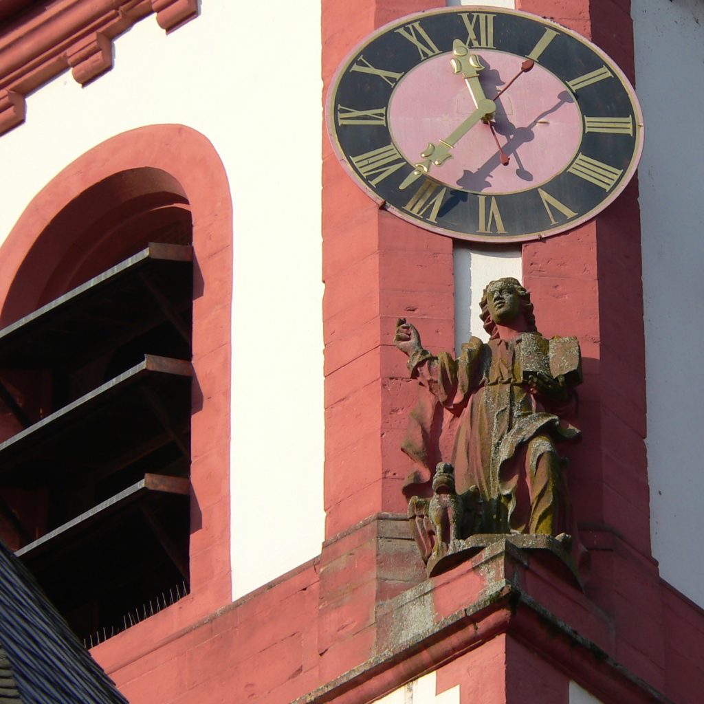 Was die Stunde geschlagen hat, lässt sich gut an der Turmuhr der katholischen Pfarrkirche in Rothenfels ablesen. | Foto: B. Schneider