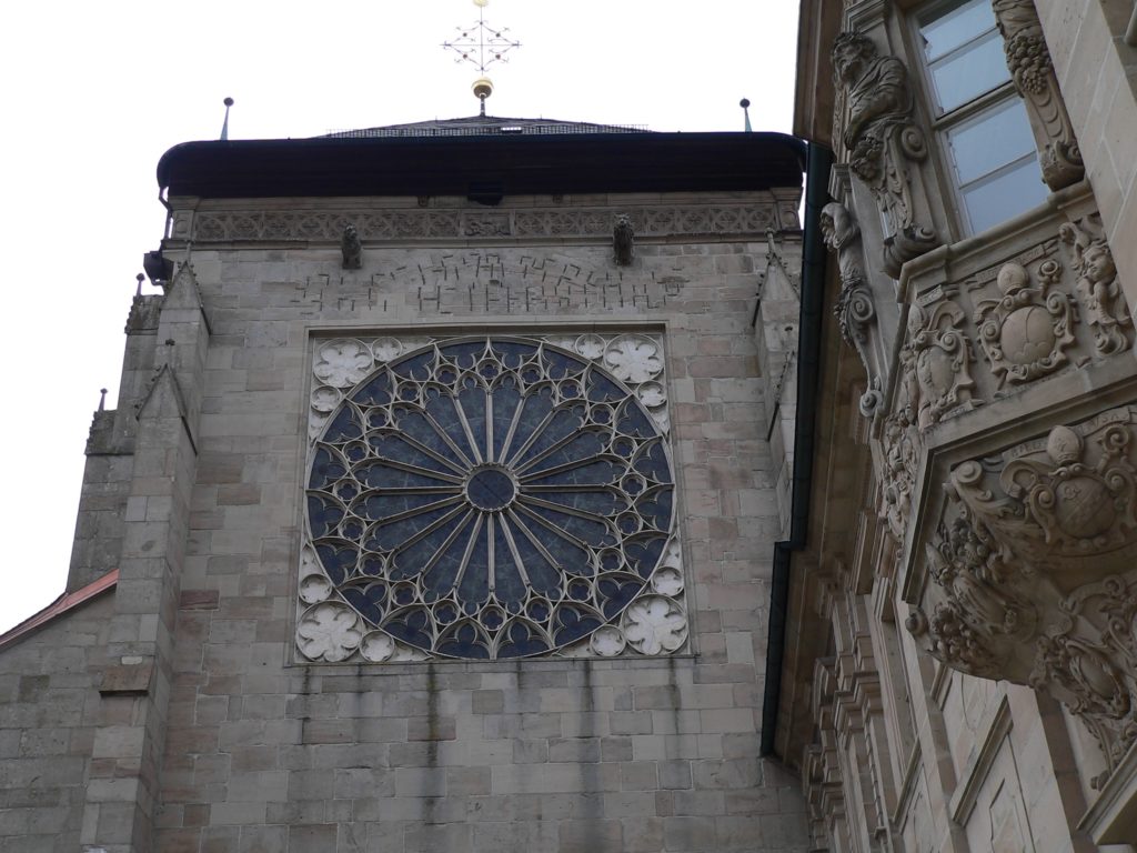 Die Rosette in der Kirchenfassade zeugt von der zisterziensischen Vergangenheit Ebrachs. | Foto: B. Schneider