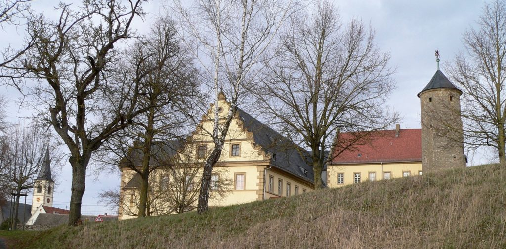 Das Auber Schloss thront auf dem höchsten Punkt der Stadt. Da es als Flüchtlingsunterkunft dient, kann es nicht besichtigt werden. | Foto: B. Schneider