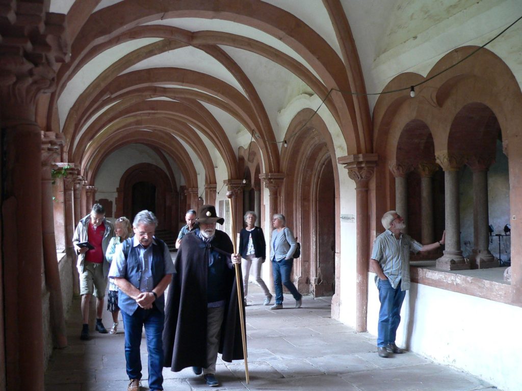 Gäste gehen im Kreuzgang nahe an der Wand, denn in der Mitte befinden sich unter den Steinplatten Mönchsgräber. | Foto: B. Schneider