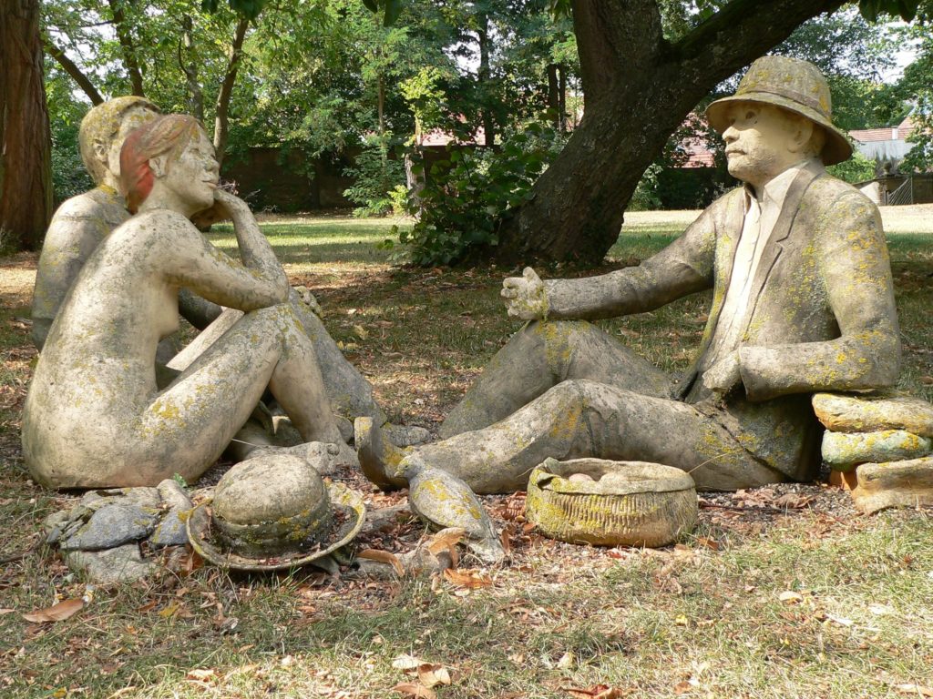 Bei dieser Figurengruppe handelt es sich um die Arbeit „Frühstück im Schlosspark” von Hilde Würtheim aus dem Jahr 2010. Die lebensgroßen Tonplastiken sind einem Gemälde von Eduard Manet von 1863 nachempfunden. | Foto: B. Schneider