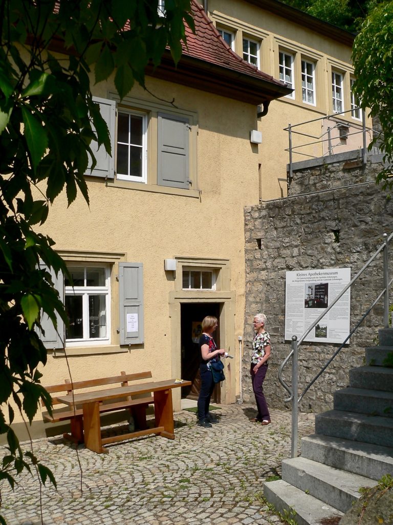 Barrierefrei ist der Zugang zum Kleinen Apothekenmuseum im ehemaligen Mainberger Rathaus. Eine Bushaltestelle befindet sich keine 50 Meter weg. | Foto: B. Schneider