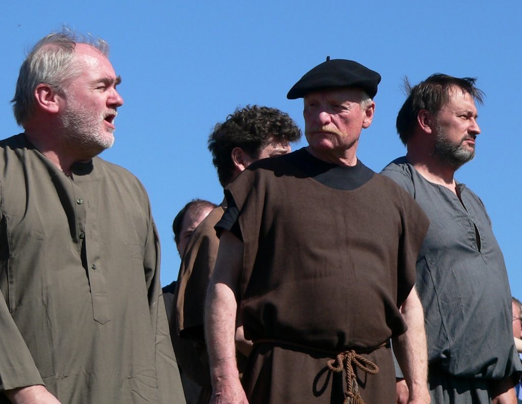Gerhard Göß (mit Hut) in der Rolle des Pilatus leitet seit 35 Jahren die Passionsspielgemeinschaft Marktbergel.