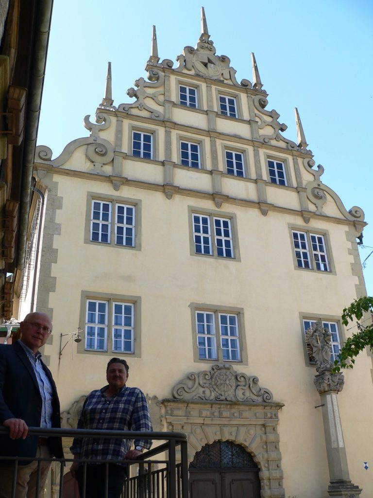 Der alte und der neue Bürgermeister von Sulzfeld vor dem schmucken Rathaus von 1609. | Foto: B. Schneider