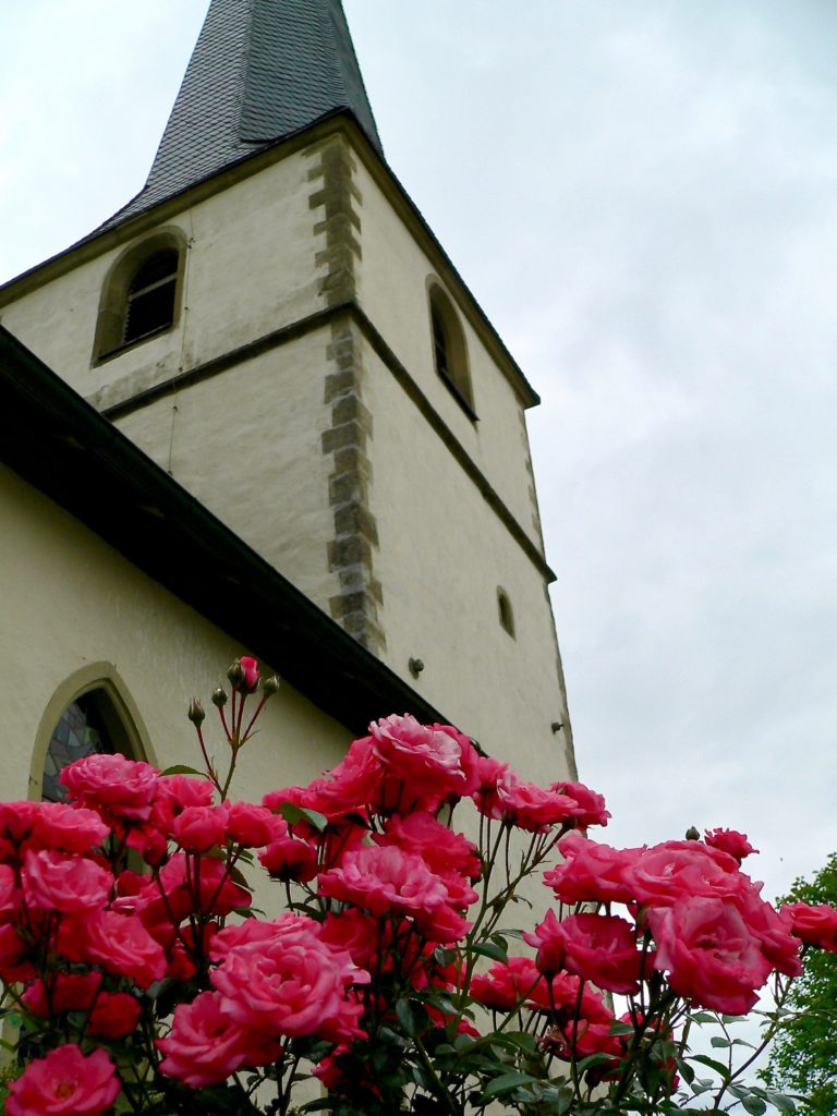 Die Pfarrkirche Mariae Himmelfahrt in Altenmünster. Der Unterbau stammt aus dem 13. Jahrhundert, angefügt wurde im 17. Jahrhundert der sogenannte Echter-Turm - im Baustil zur Zeit des Fürstbischofs Julius Echter von Mespelbrunn.