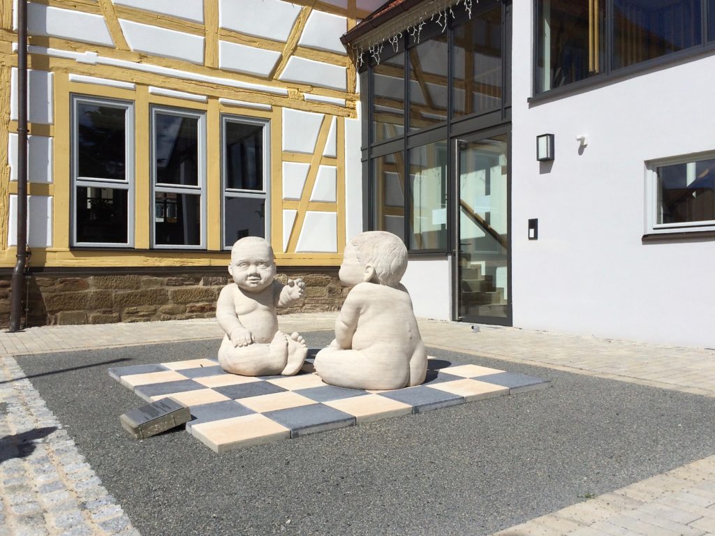 Mit modernen Werken wartet der Kunsthandwerkerhof in Stadtlauringen auf.