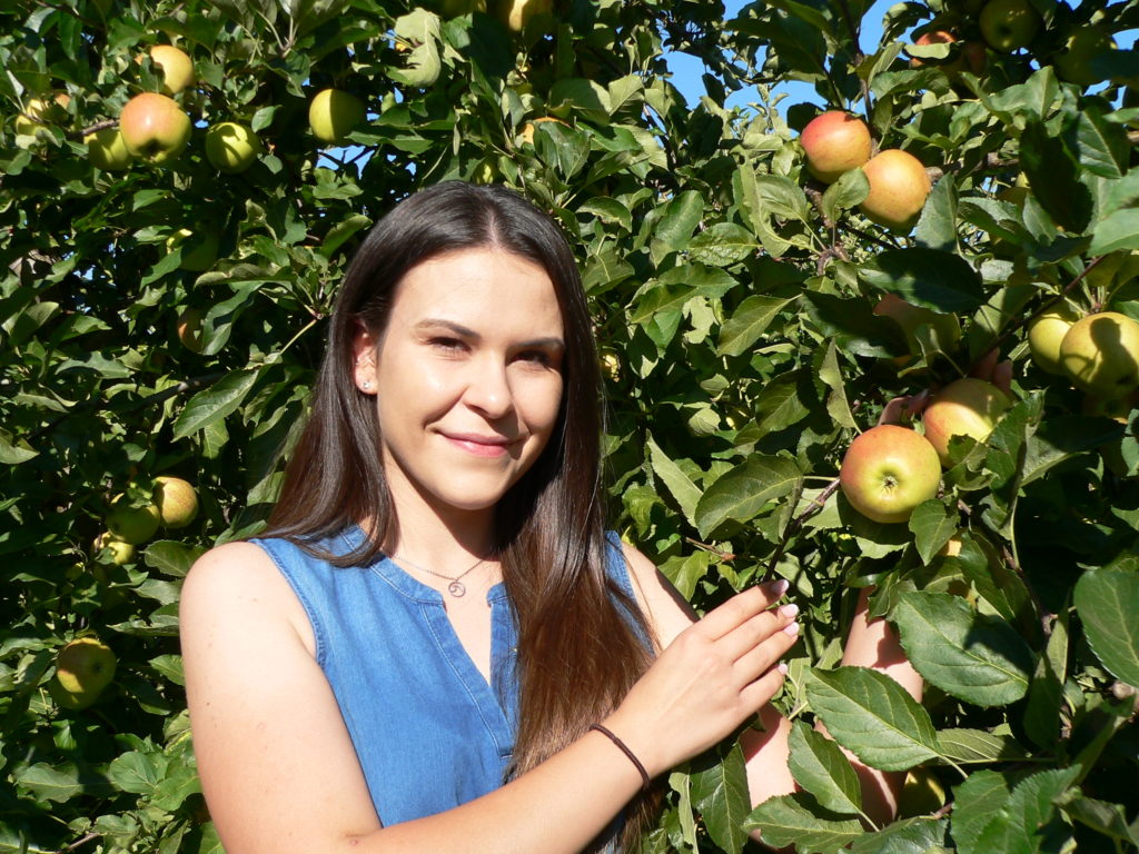 Wenn Apfelkönigin Marion Gold über die von ihr repräsentierte Frucht spricht, dann konnt dies aus berufenem Mund. Sie ist Gärtnermeisterin der Fachrichtung Obstbau. | Foto: B. Schneider