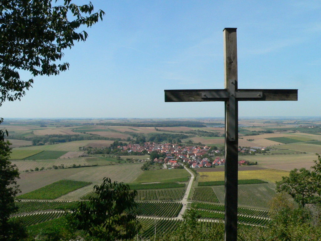 Die Weinlage „Bullenheimer Paradies“ mit dem namensgebenden Ort im Tal.