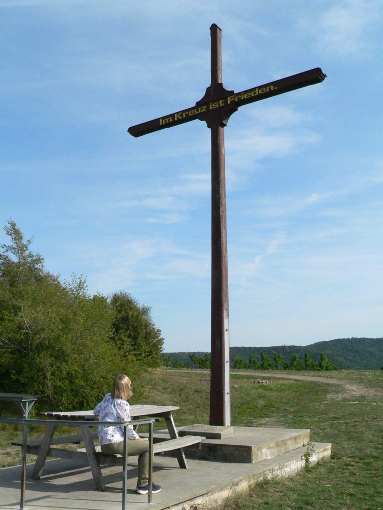 Friedenskreuz auf dem Hüttenheimer Tannenberg. | Fotos: B. Schneider