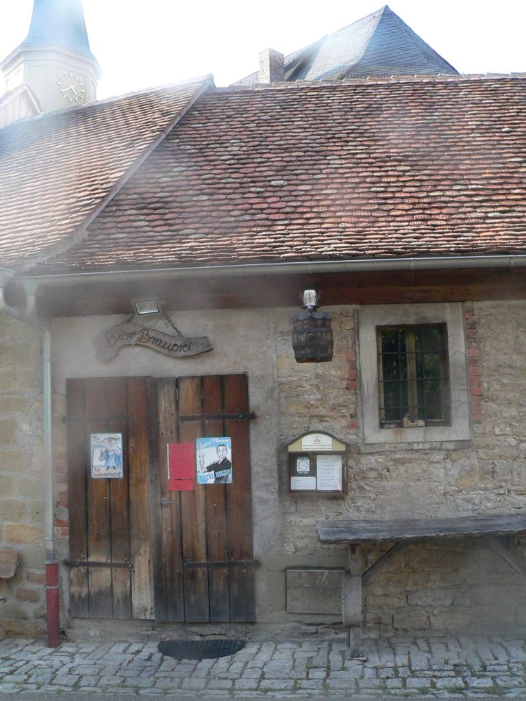 Die vollunterkellerte Pfarrkirche in Seinsheim beziehungsweise eines ihrer Gadenhäuser beherbergt die wahrscheinlich kleinste Brauerei Unterfrankens.
