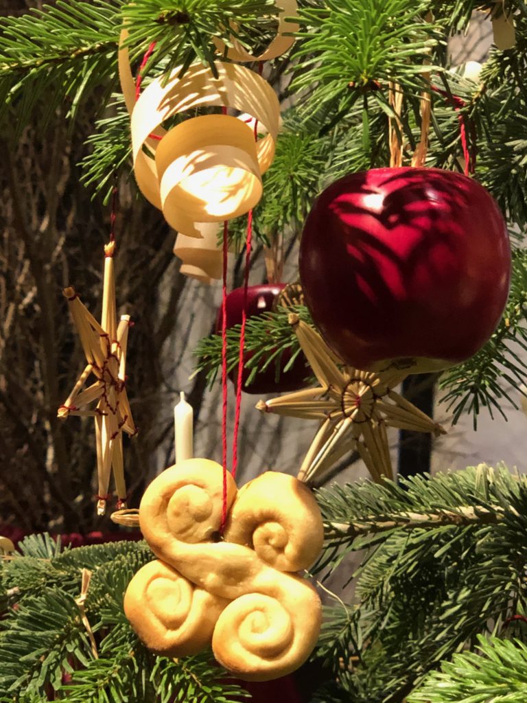 „Apfel, Nuss und Mandelkern essen fromme Kinder gern.“ Der älteste Bildbeleg dafür, dass mit derlei gesunden Naschereien der Christbaum geschmückt wurde, stammt – natürlich – aus Nürnberg.