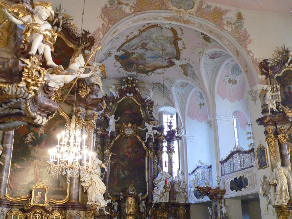 Die Augustinerklosterkirche erstrahlt im reinsten fränkischen Rokoko.