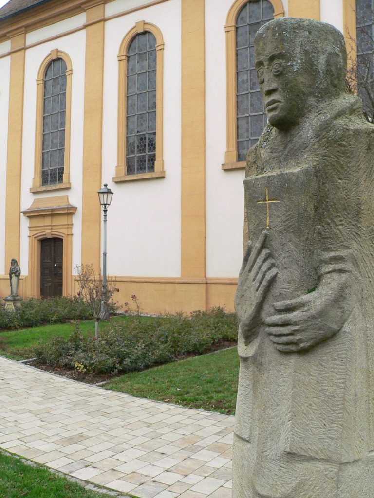 Ein Skulpturenweg führt quer durch Münnerstadt. Auf rund drei Kilometern hat er 18 Stationen - eine auch vor der Augustinerklosterkirche. Die Kunstwerke entstanden 2008 während eines Symposiums, an dem sich 18 national und international renommierte Bildhauer beteiligten.