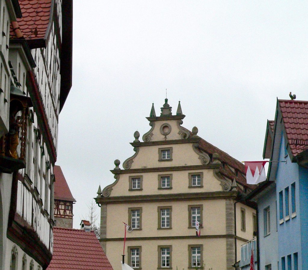 Wo die als Feuerwehrhaus und Musikschule genutzte Zehntscheune steht, erhob sich spätestens ab dem 12. Jahrhundert eine Burg der Grafen von Henneberg.