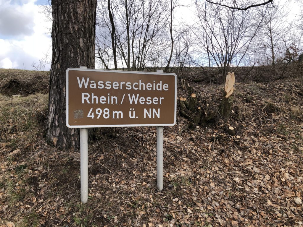 Fast genau auf 500 Meter „über Normal-Null" bei Maria Ehrenberg befindet sich die Wasserscheide Rhein/Weser. | Foto: B. Schneider