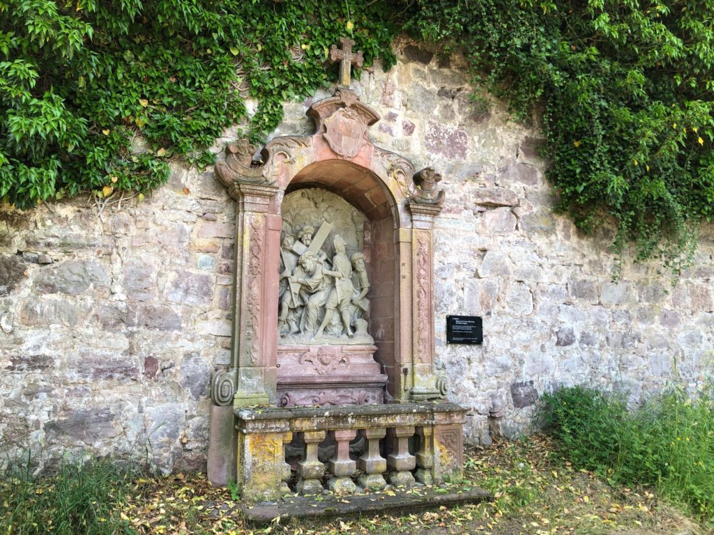 Kapellenhäuschen in der Klostermauer