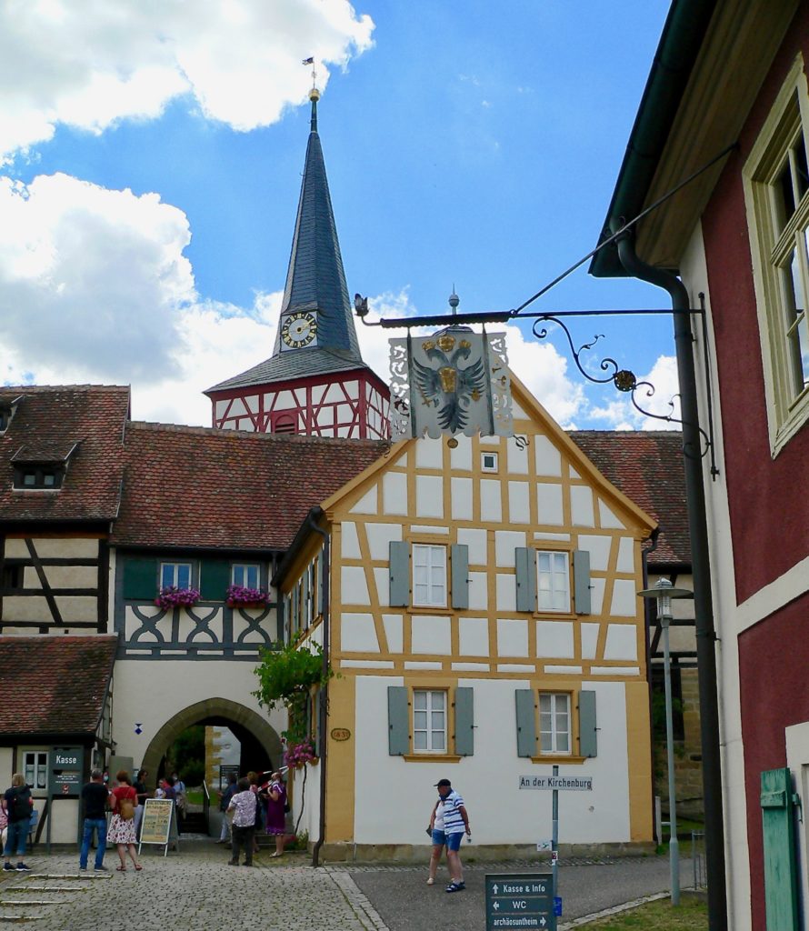 Zum Kirchenburgmuseum Mönchsondheim gehören zwei Kräutergärten – einer links herum am Schul- und einer gleich vorne rechts herum am Wirtshaus.