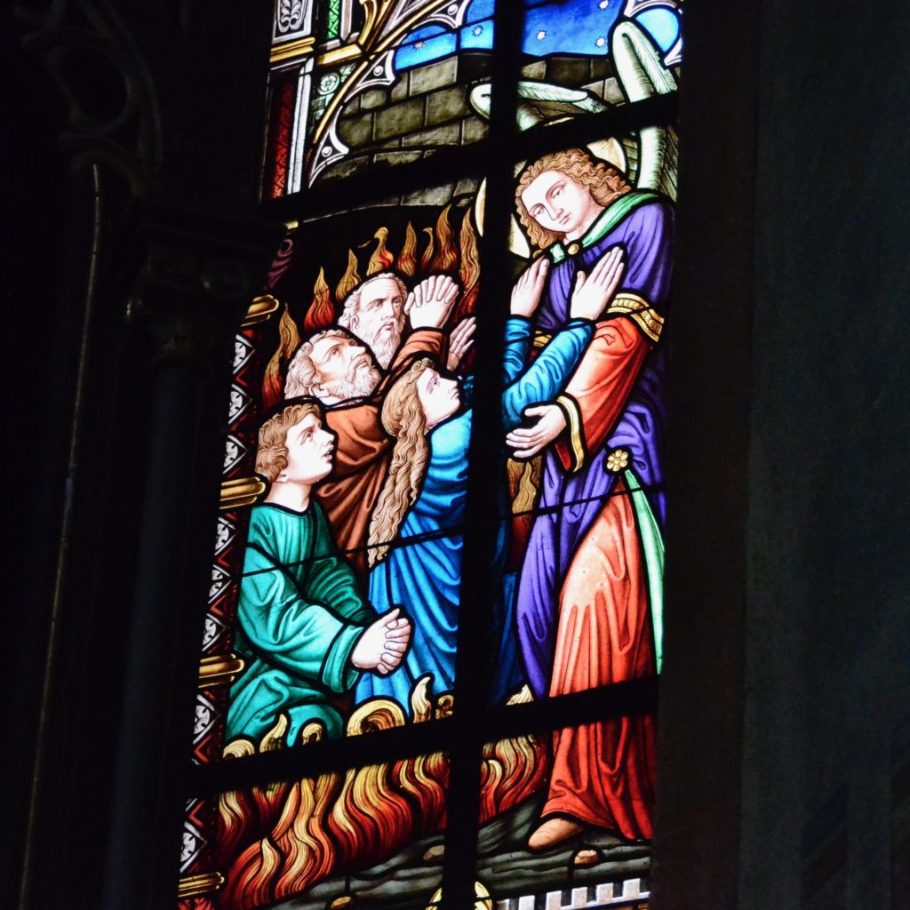 Die Glasfenster der Alten Schutzengelkirche sind Arbeiten aus der Würzburger Werkstatt Niebler und Burkert. Sie wurden nicht in die neue Kirche übertragen. So leiden die armen Seelen im Fegefeuer noch immer seitlich des ausgeräumten Hochaltars.