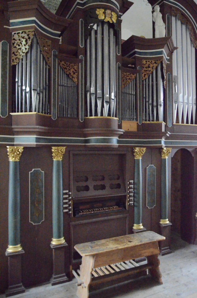 Ein meisterhaftes Instrument des Lohrer Orgelbauers Johann Conrad Wehr. Aus seiner Werkstatt existieren nur noch vier Stück. Das für Kloster Himmelthal fertigte er 1757. (Seine Orgel in Bürgstadt stammt von 1749, die in Pflochsbach von 1759 und die in Urphar von 1780.)
