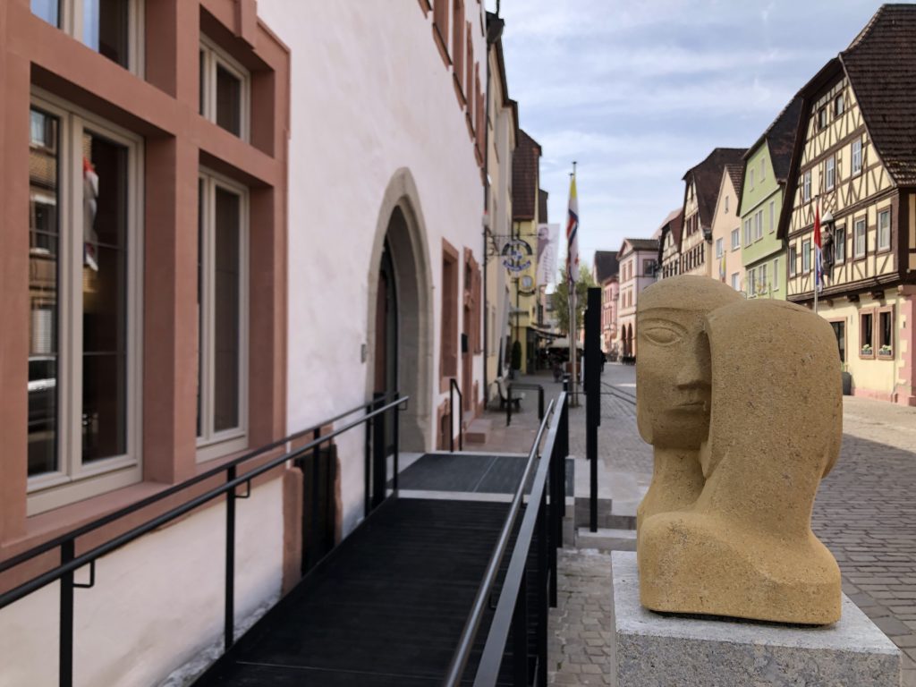 Einzigartige zeitgenössische Kunst ist im neuen Museum Karlstadt zu erleben – mitten in der Altstadt in der Hauptstraße 9.