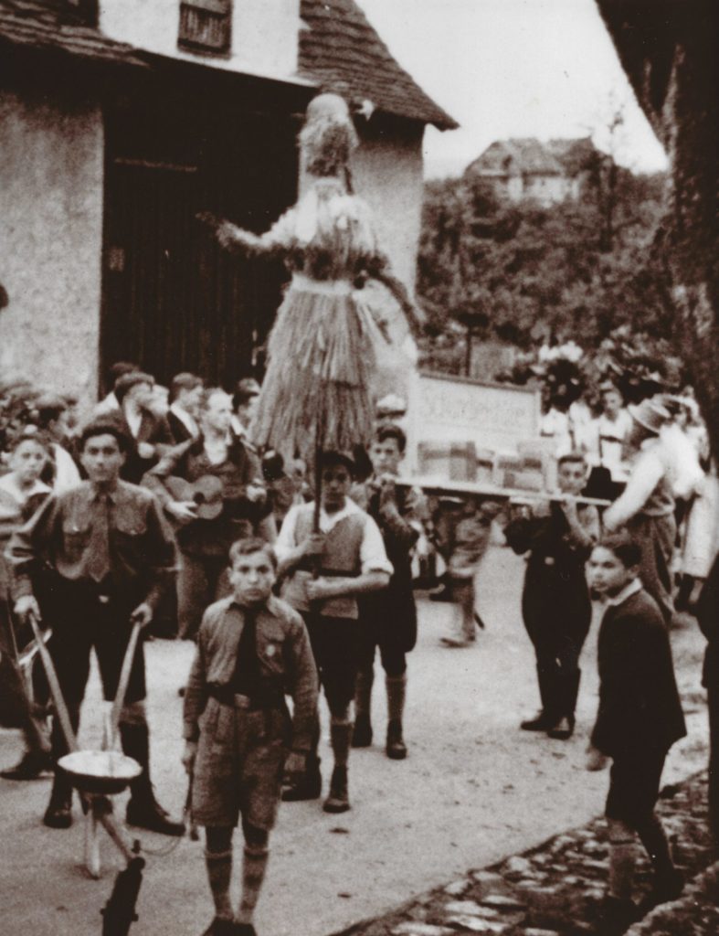 Lohrer Jugend um 1936 vor dem Abmarsch zur Sonnwendfeier mit der Strohpuppe, die während der Feier verbrannt wurde als symbolhaft für alles, was „deutschen Ruf entehrt“.