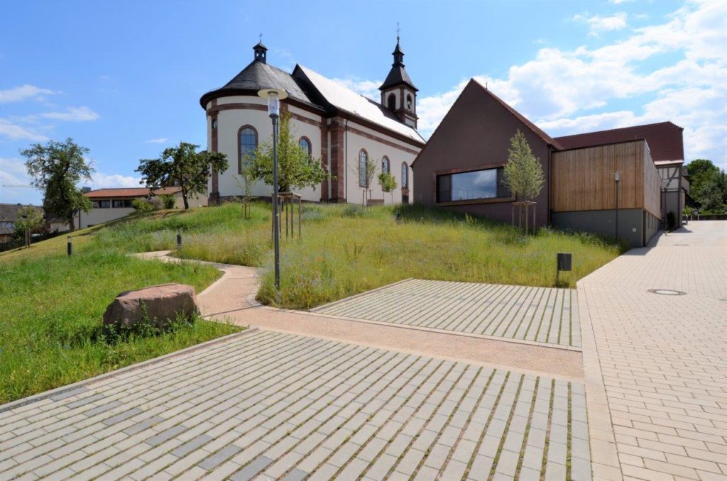 Zugang zum neuen Dorfgemeinschaftshaus vom Freizeitgelände „Die Weed” her.