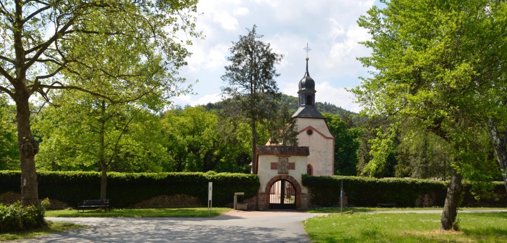 Die älteste der drei Freudenberger Sankt-Laurentius-Kirchen dient jetzt als Friedhofskapelle.