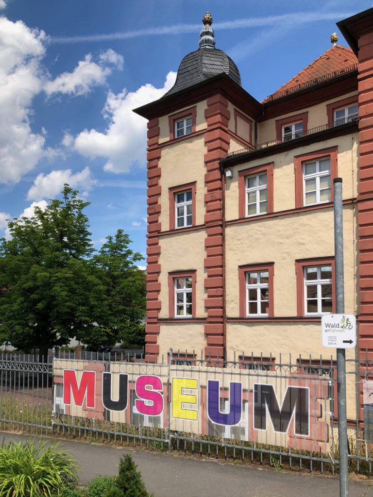 Das Huttenschloss - erst Unterfränkisches Verkehrsmuseum, jetzt Foto-Film-Ton-Museum.