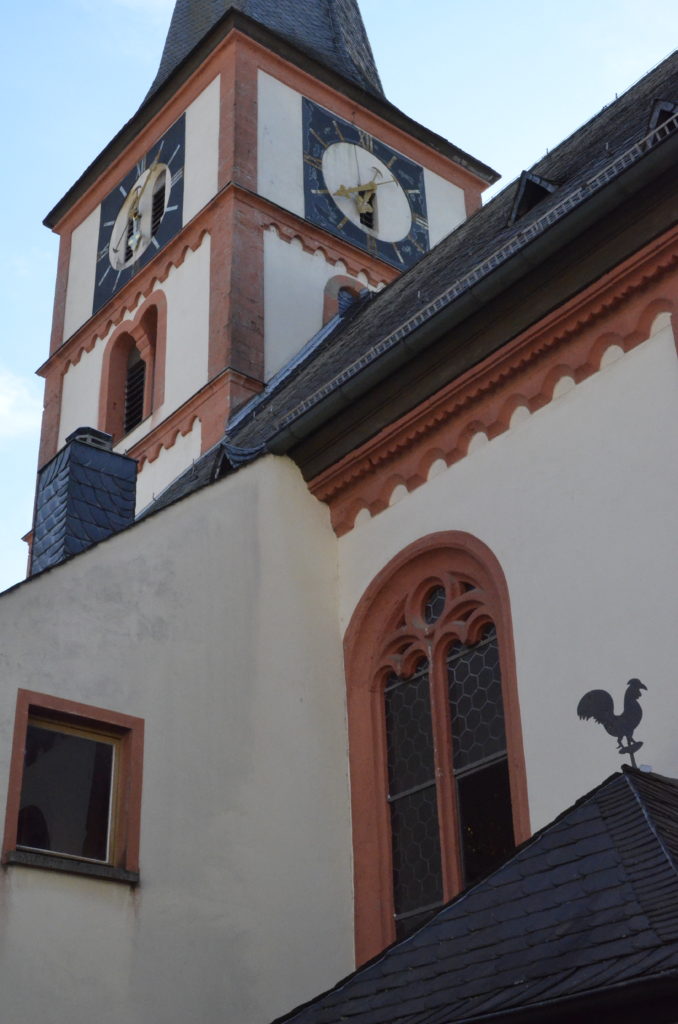 Die mechanischen Uhren an der Röttinger Pfarrkirche variieren bei der Zeitangabe.