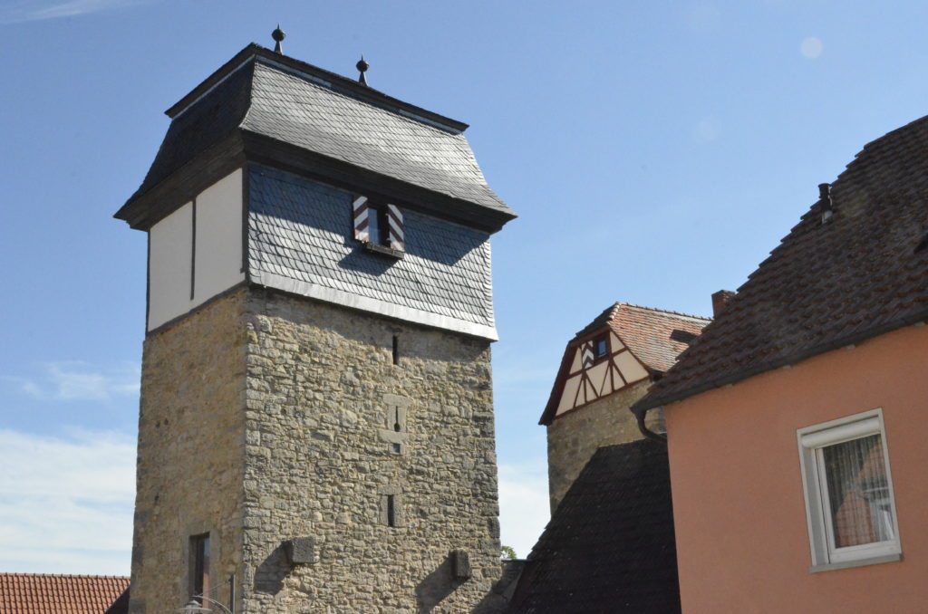 Neuer (vorne) und alter Hundheimer Turm.