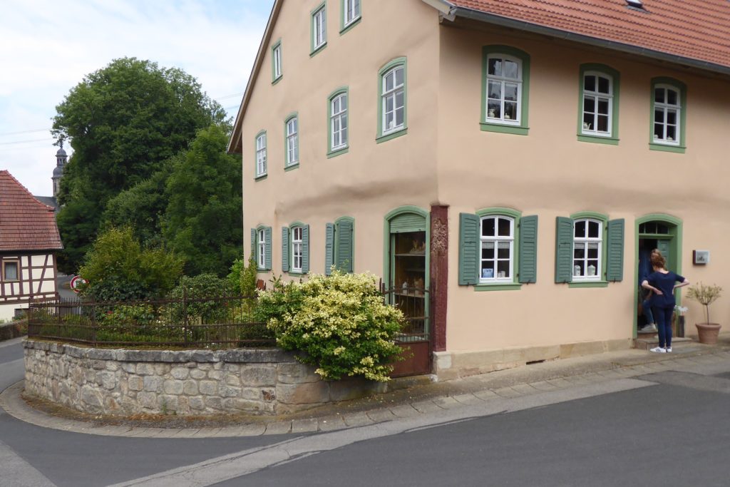 Eine rundum gelungene Sanierung des Anwesens in der Dalbergstraße 8 in Friesenhausen. Das Engagement der Eigentümerin wurde mit dem bayerischen Staatspreis in der Kategorie „Dorferneuerung und Baukultur“ sowie mit der Denkmalschutzmedaille gewürdigt.