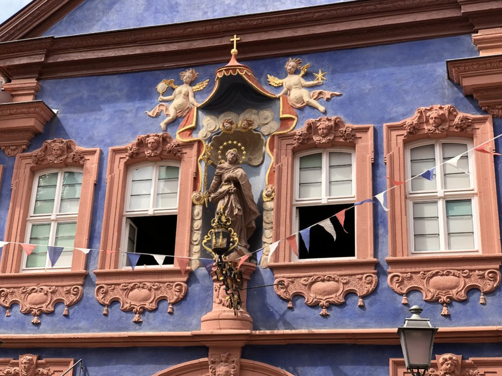 Wegen seiner auffälligen Fassade gerne als blaues Wunder von Marktheidenfeld bezeichnet: das Kulturzentrum Franck-Haus.