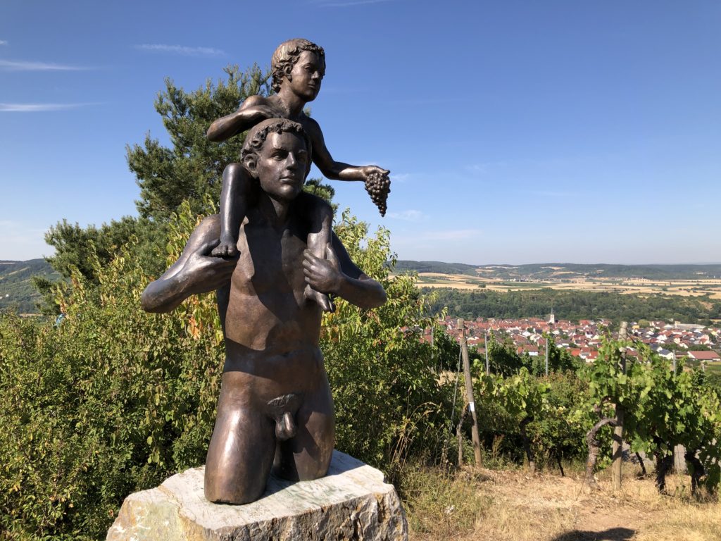 Weingott Bacchus und sein Sohn Oenopion am terroir f zum Thema „Wein & Mythologie“ (mit Thüngersheim im Maintal im Hintergrund)