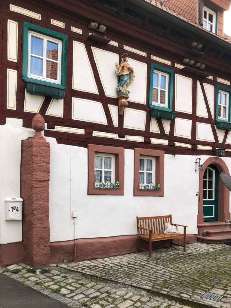 Liebevoll renoviertes Fachwerk und kunsthistorisch bedeutsame Hausmadonnen im denkmalgeschützten Altort