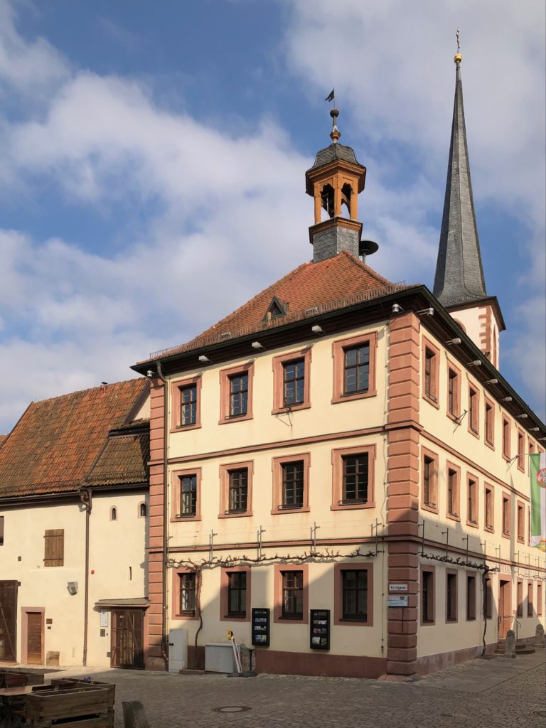 Rathaus und WeinKulturGaden in der ehemaligen Kirchenburg
