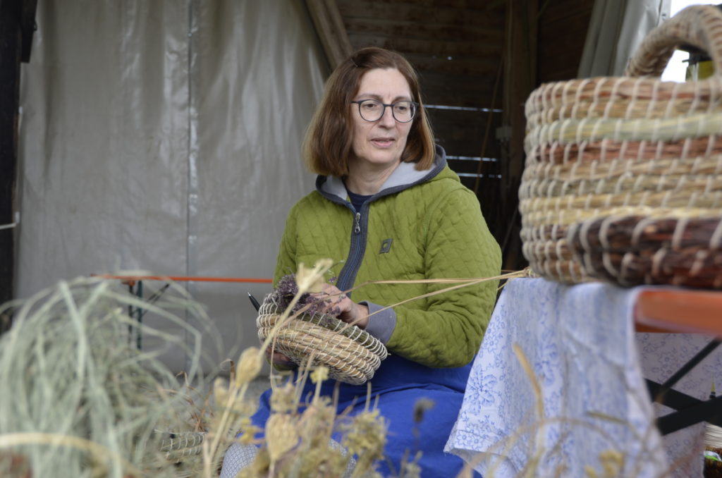 Mitmachaktionen stehen regelmäßig auf dem Programm. Wenn Klaudia Herbst Körbe flicht, kommen nicht Weiden, sondern Trockengräser und Kräuter zum Einsatz.