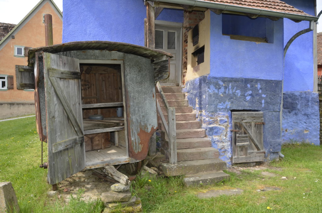 Zur Schäferei aus Gerolzahn gehört ein bescheidenes Haus mit angegliedertem Backofen, ein Schäferwagen (gebaut in Miltenberg) und ein Pferch nebst blökender Nutzer.