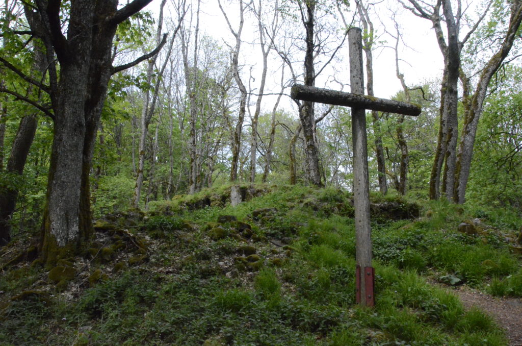 Ein hölzernes Kreuz markiert die Stelle, wo einst die Gangolfskapelle stand.