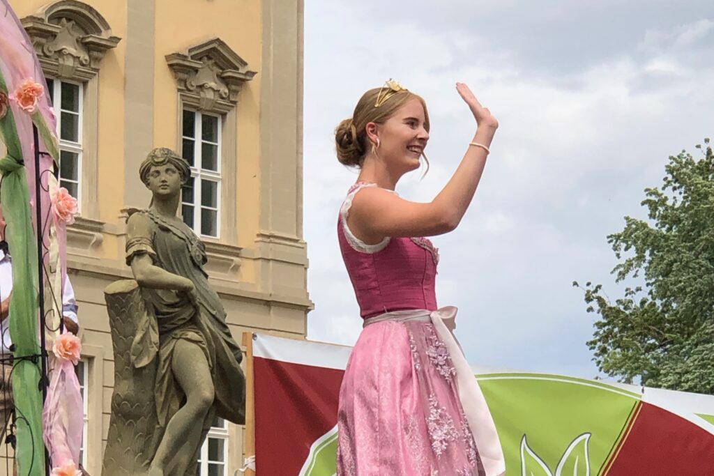 Einer der Höhepunkte im Jahreslauf des Marktes Werneck ist das Schlossparkfest am letzten Wochenende im Juli. Heuer führten hier zahlreiche royale Models mit viel Charme Landhausmode vor.