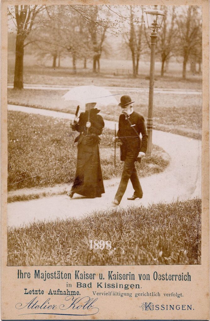 Der „Paparazzo“ Johann Kolb erwischte 1898 das österreichische Kaiserpaar beim Spaziergang durch den Luitpoldpark in Bad Kissingen. Das Stadtarchiv verwahrt die Aufnahme unter „SGS II/465“. Es ist das letzte Foto, auf dem Elisabeth und Franz Joseph gemeinsam zu sehen sind.