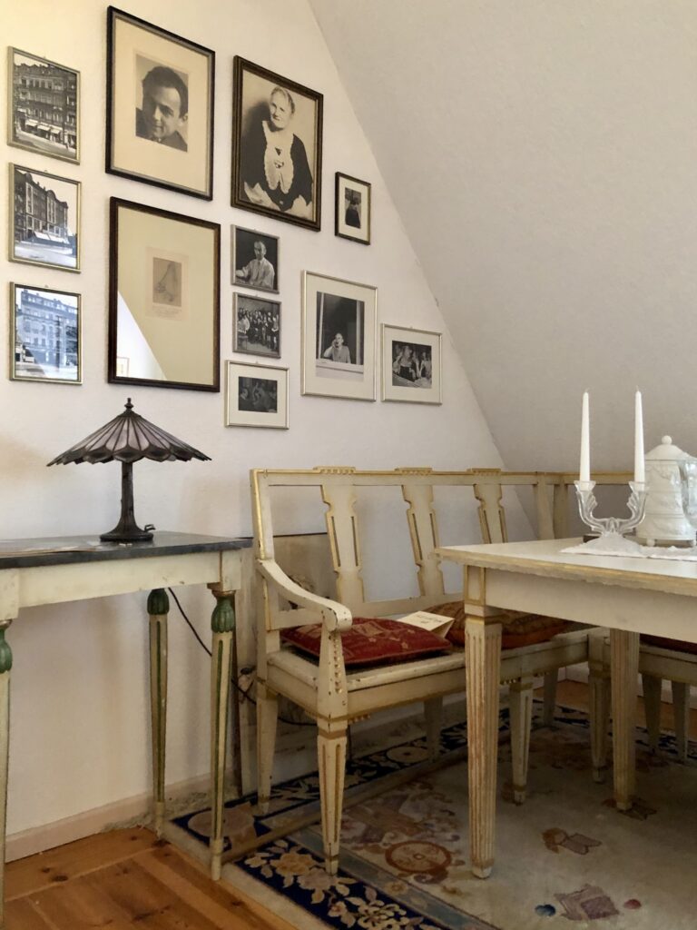 Der gedeckte Tisch wie seinerzeit im Haushalt von Luiselotte Enderle und Erich Kästner.