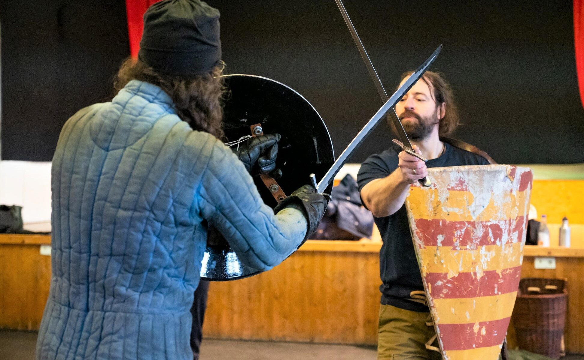 Eine als Ritter gekleidete Person führt einen Schaukampf aus. | Foto: Markus Arens